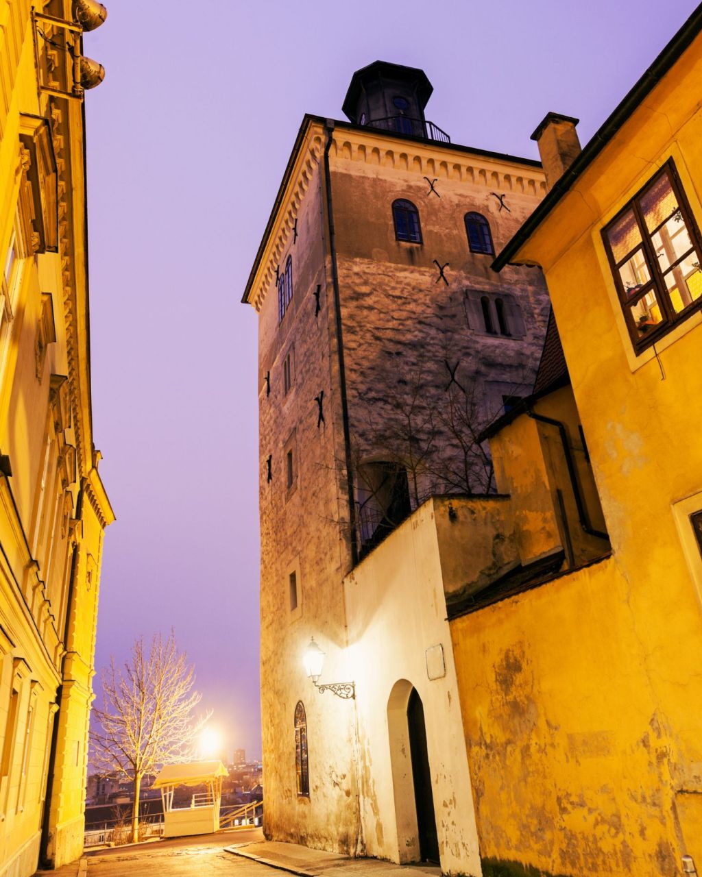 Gornji grad. Dverce. noću. Kula Lotrščak